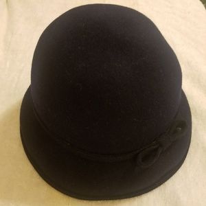 Saks hat w/bow navy blue esccelo wool